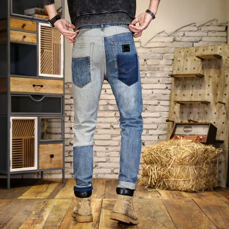 Heren slim fit jeans met gaten en patches, contrasterende kleuren, rechte pijpen voor een casual en trendy uitstraling.