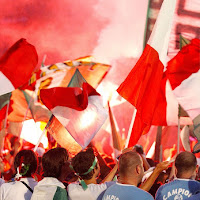 Un tricolore che si fonde nell'azzurro di 