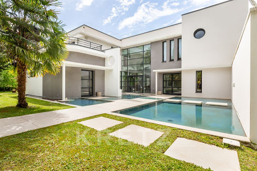 House with pool and terrace 2