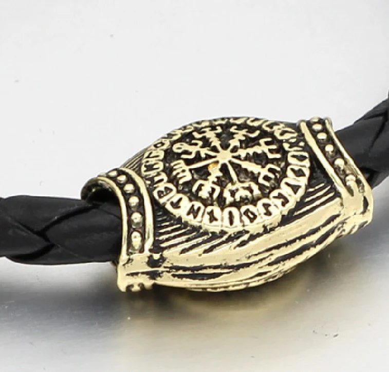 Perles sculptées vintage viking bicolores avec motifs délicats. Idéales pour la création de bijoux artisanaux, bracelets et colliers uniques et élégants.
