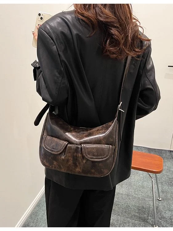 Borsa a mezzaluna retrò biker alla moda per donna. Design elegante, spaziosa e versatile, perfetta per l'uso quotidiano e le occasioni speciali.