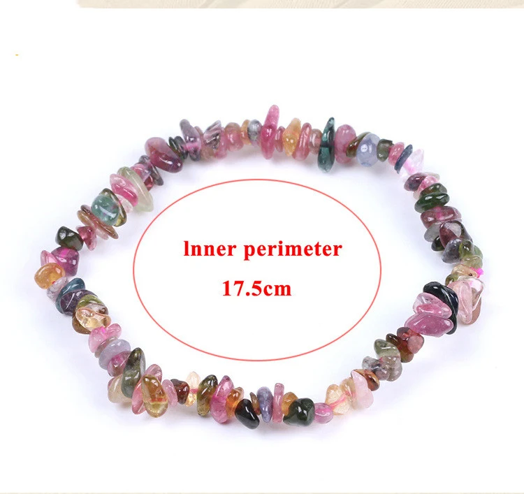 Pulseira feminina de cascalho irregular com lascas de cristal artesanal, um acessório elegante e natural para complementar seu visual.