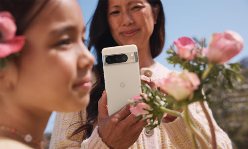 Google Pixel 8 Pro のカメラで撮影する様子