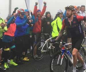 Wiggo doet een 'Froomey' en loopt te voet omhoog op bergje