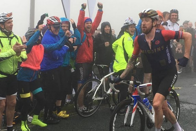 Wiggo doet een 'Froomey' en loopt te voet omhoog op bergje