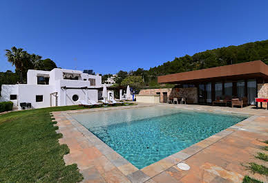 Villa with pool and garden 3