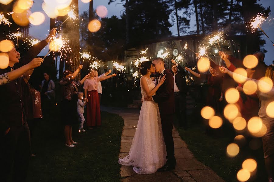 Fotógrafo de casamento Arina Batrakova (arinabat). Foto de 20 de agosto 2019