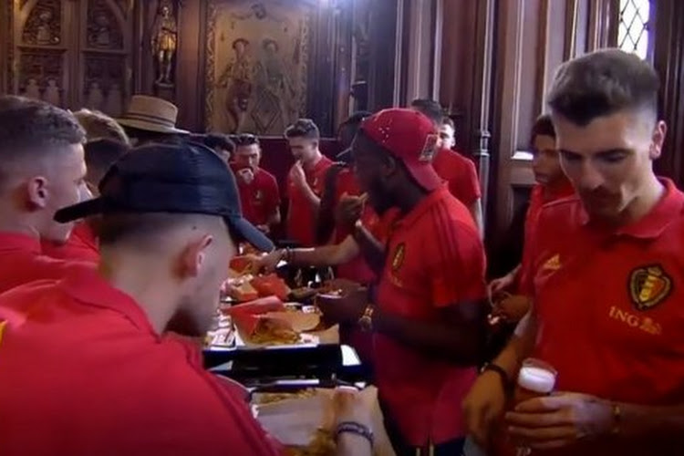 Frites et bières pour les Diables à l'Hôtel de ville : le moment de belgitude qui fait du bien !