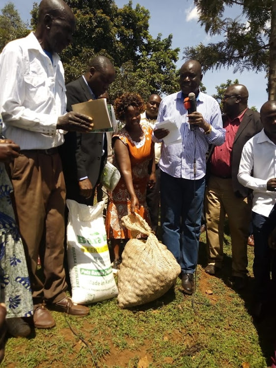 DG Charles Ngome with Irish potatoes farmers