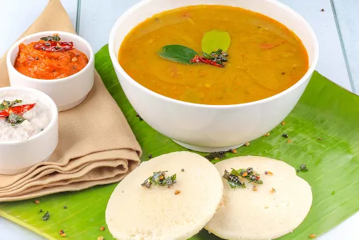 4 Idli With Sambar And Coconut Chutney