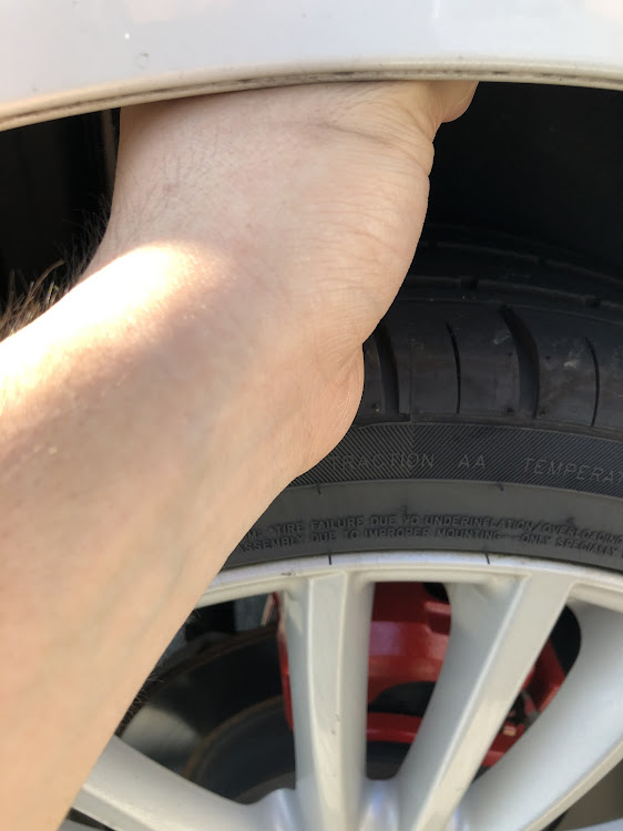 スイフトスポーツのBLITZ DAMPER ZZ-R・車高調取付・洗車したい・仕事終わりにパシャリ・こだわり車外パーツに関するカスタム事例の投稿画像3枚目