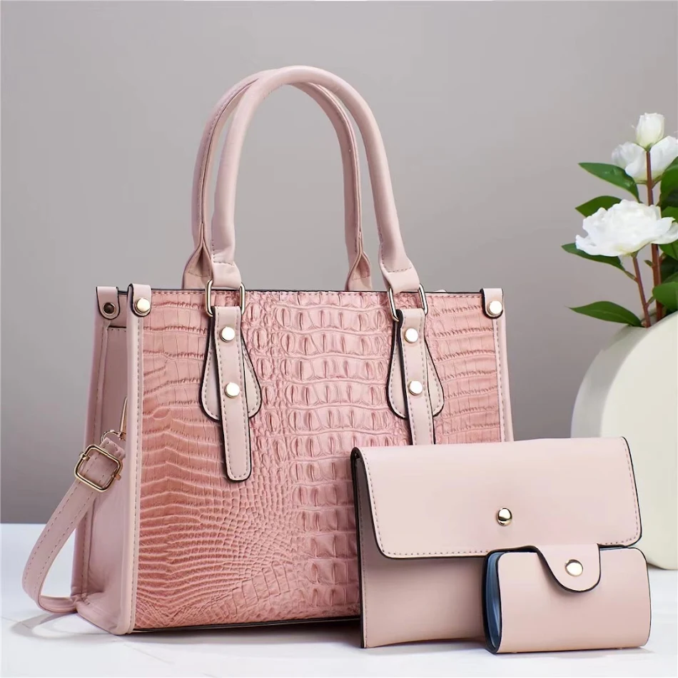 Conjunto de três peças minimalista com textura e contraste de cores. Perfeito para um visual moderno e sofisticado, ideal para diversas ocasiões.