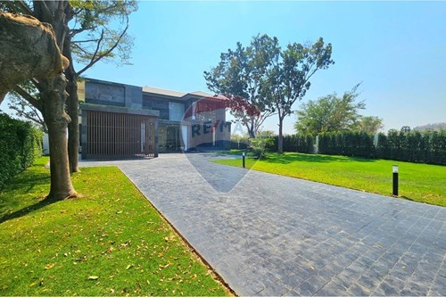 Villa with pool and terrace 5