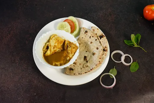 4 Roti With Omelette Curry And Salad