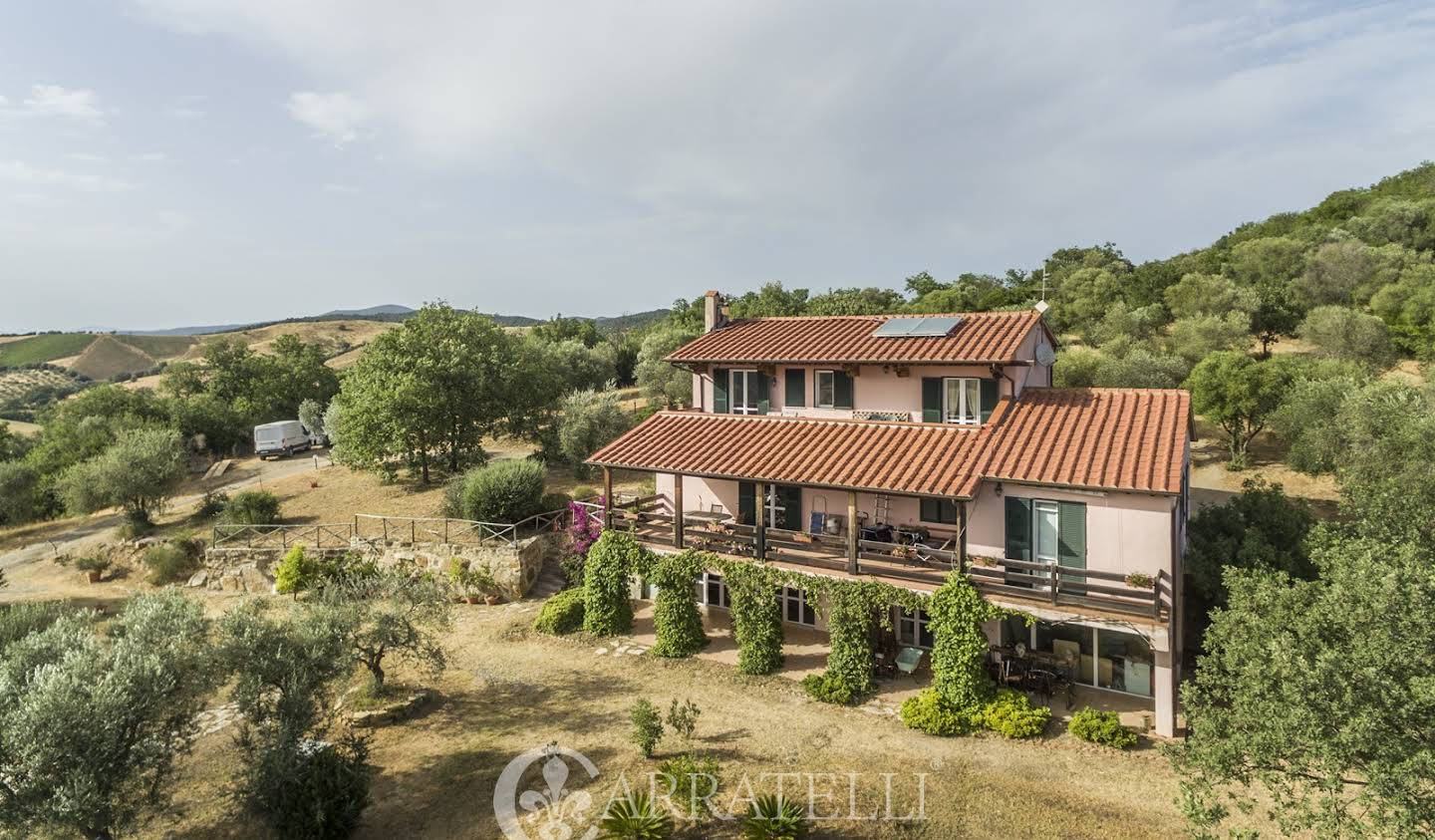 Corps de ferme avec jardin et piscine Campagnatico