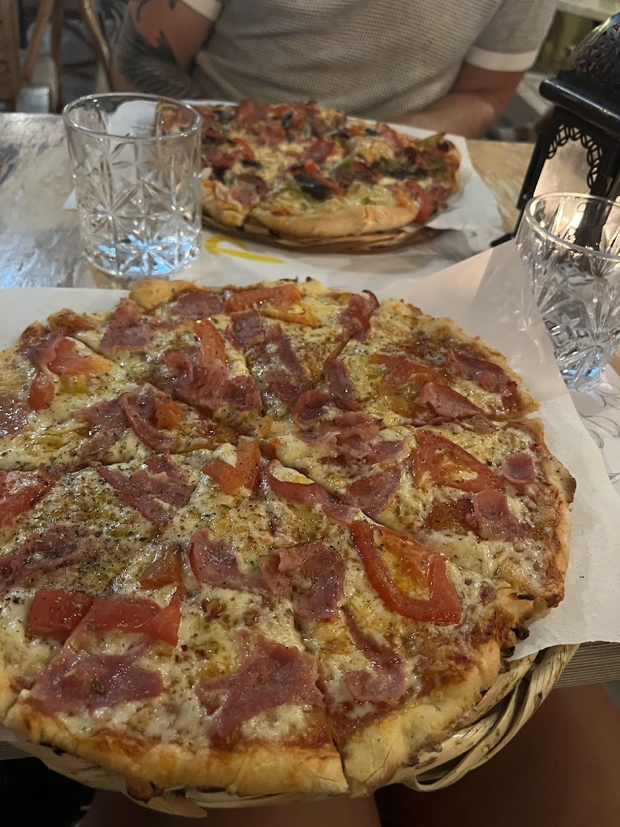 Margarita pizza with bacon