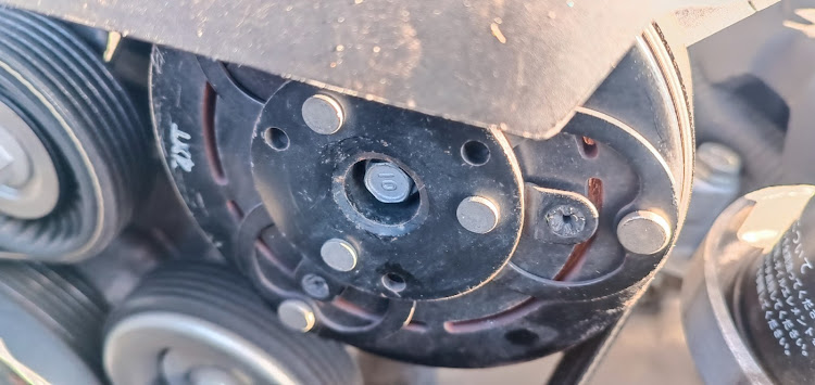 WRX S4のWRX S4・VAG・DIY・コンプレッサー・コンプレッサー修理に関するカスタム事例の投稿画像2枚目