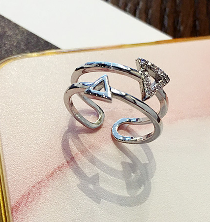 Vergulde ring voor dames, een stijlvol accessoire. Perfect als cadeau of voor dagelijks gebruik, straalt elegantie uit en maakt elke outfit compleet.