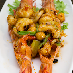 双⻰出海 / Jumbo Tiger Prawn with Macadamia Nuts & Dried Chillo