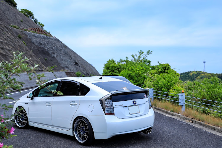 プリウスの愛車のお尻はこんな感じ・今年もあとわずかに関するカスタム事例の投稿画像1枚目