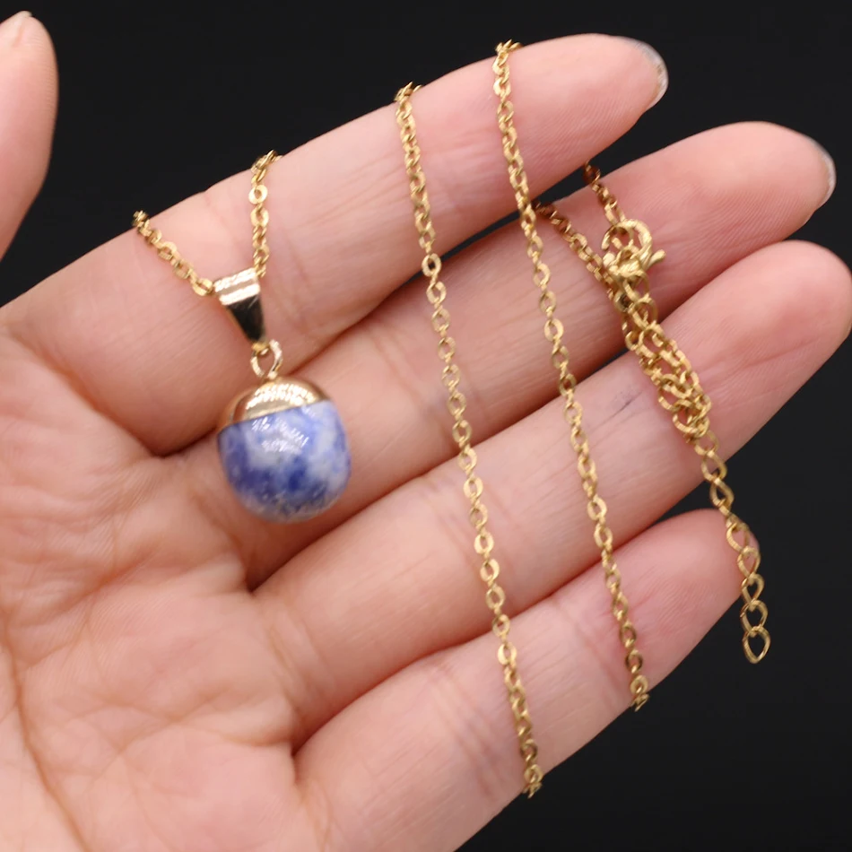 Collier artisanal en alliage et pierres semi-précieuses naturelles exquises. Un bijou unique et élégant pour toutes les occasions.