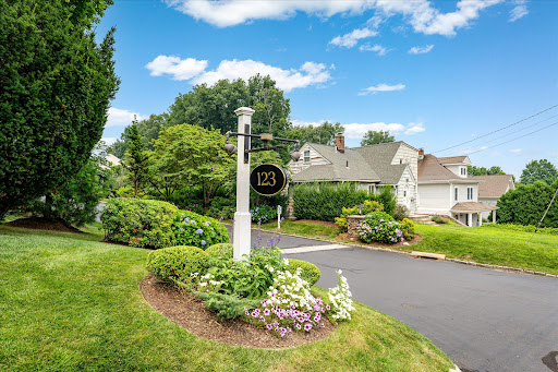 White house with green garden - Property purchase in New Canaan, 3 bedrooms