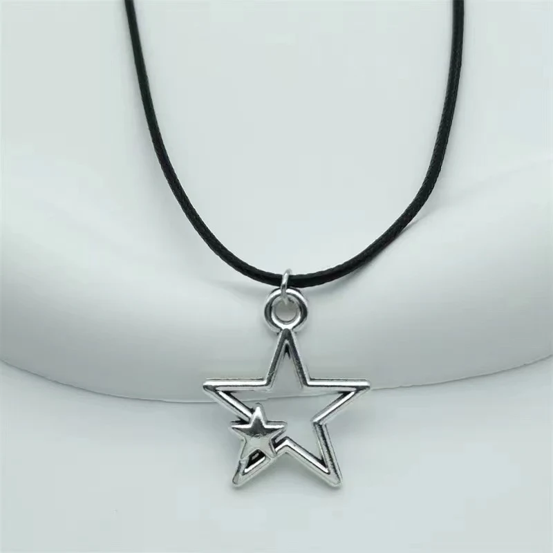 Enfeite Retro Estrela de Cinco Pontas Liga Moda Personalidade Adicione um toque de personalidade com este ornamento estiloso e retrô, ideal para expressar sua individualidade.