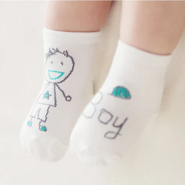 Chaussettes bébé dessin animé asymétriques antidérapantes pour chambre, confortables et sûres pour les petits pieds de bébé.