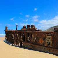 An old and rusty ship di 