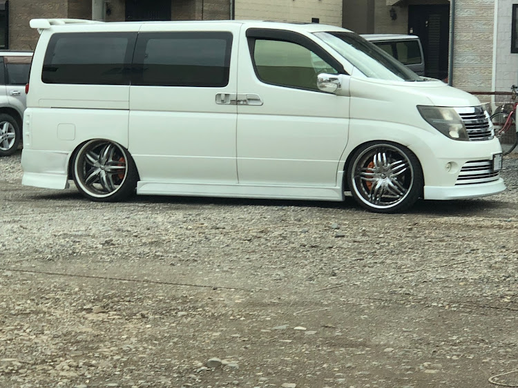 エルグランドのホイールうりますに関するカスタム事例の投稿画像6枚目