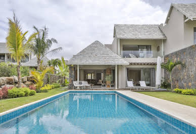 Maison avec piscine et terrasse 1