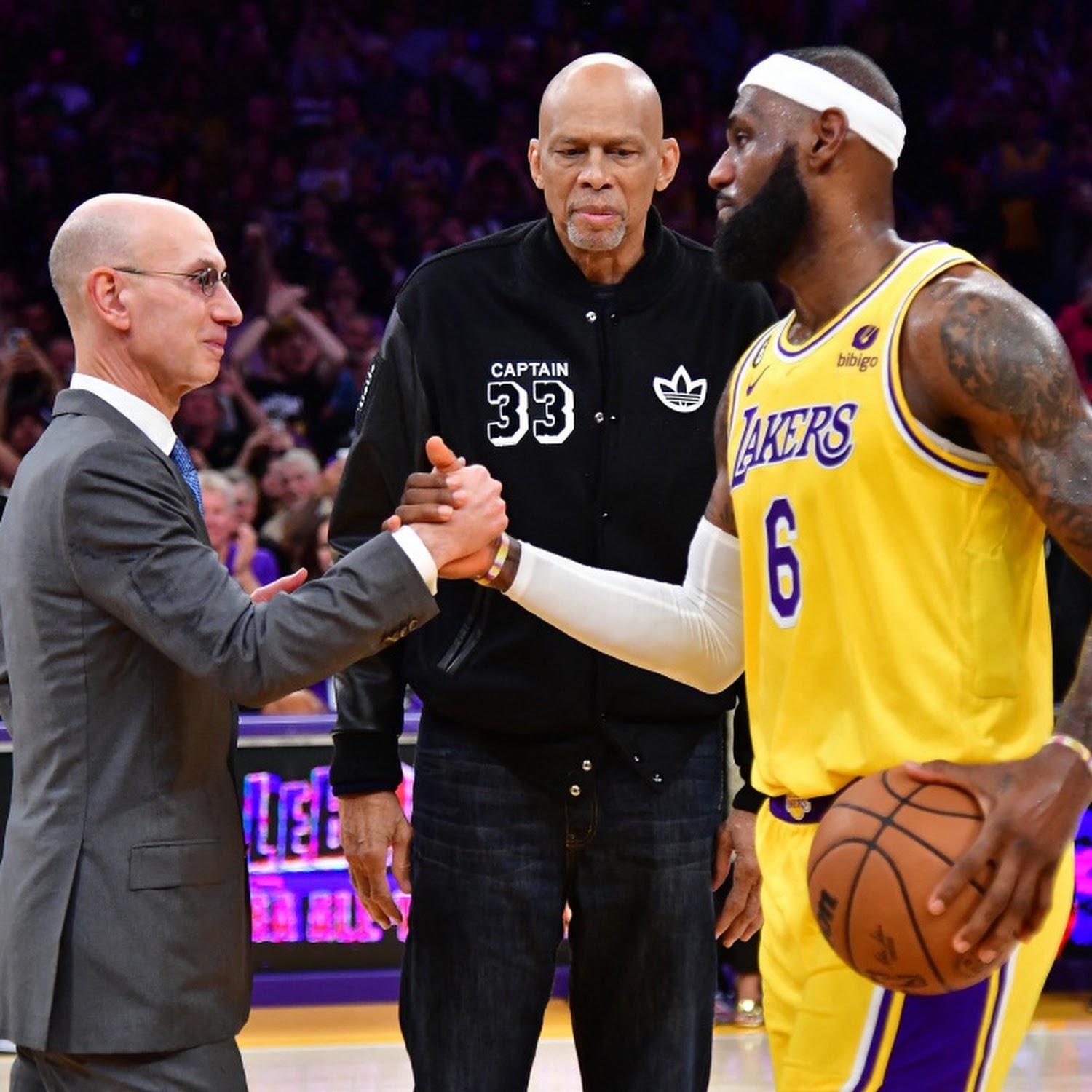 LeBron James breaks the NBA all-time scoring record, surpassing Kareem  Abdul-Jabbar