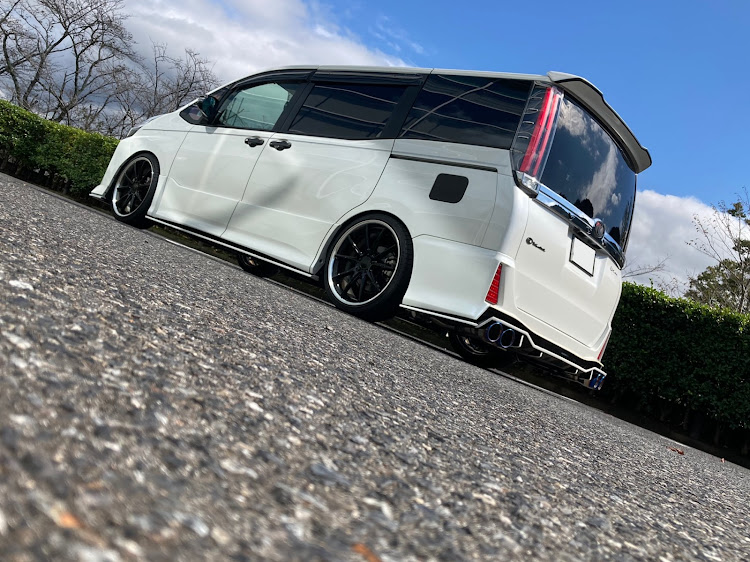 ヴォクシーのKUHL・ノア 後期テール・VALENTIテールランプに関するカスタム事例の投稿画像1枚目