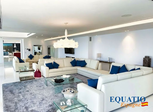 House with pool and terrace 4