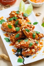 Crispy Baked Peanut Sweet Chili Chicken Wings was pinched from <a href="http://www.closetcooking.com/2014/01/peanut-sweet-chili-chicken-wings.html" target="_blank">www.closetcooking.com.</a>