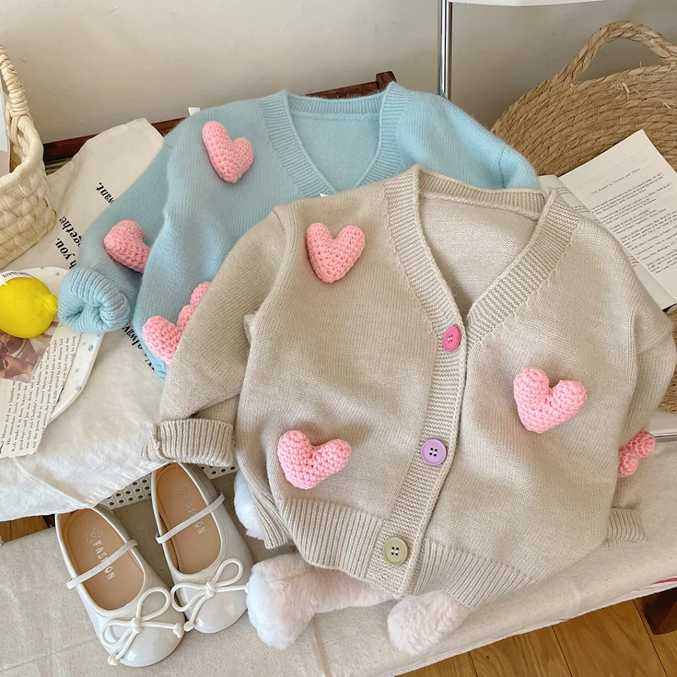 Manteau bébé en laine pour enfants, doux et chaud. Idéal pour l'hiver, il offre confort et protection contre le froid, parfait pour les promenades et jeux.