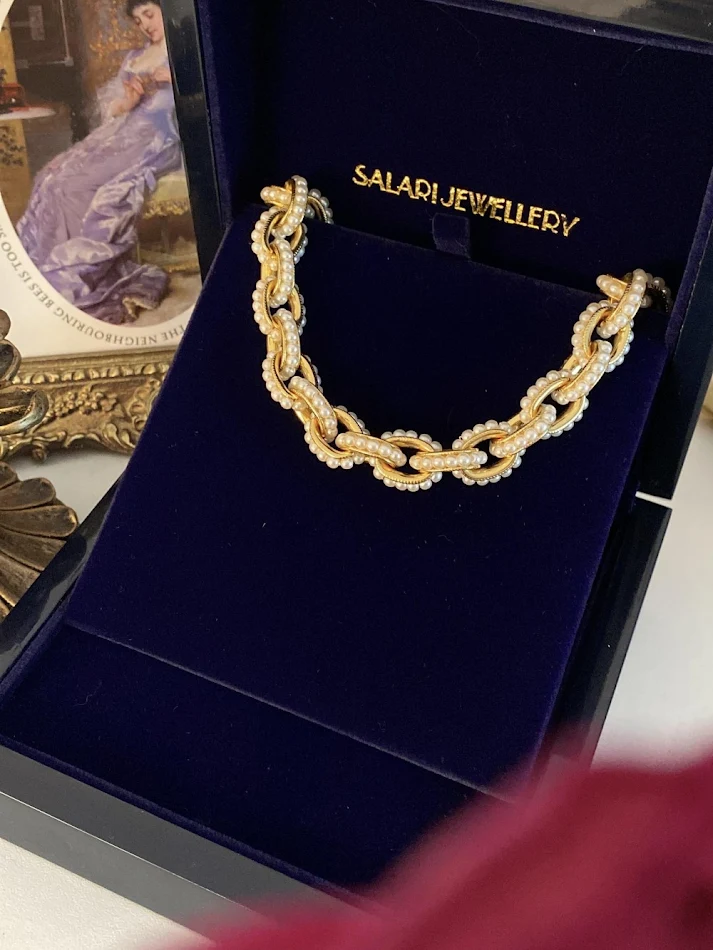 Französisches Schwerindustrie Perlcollier. Eleganz trifft auf Stärke. Ein zeitloses Schmuckstück für jeden Anlass. Erleben Sie Luxus.
