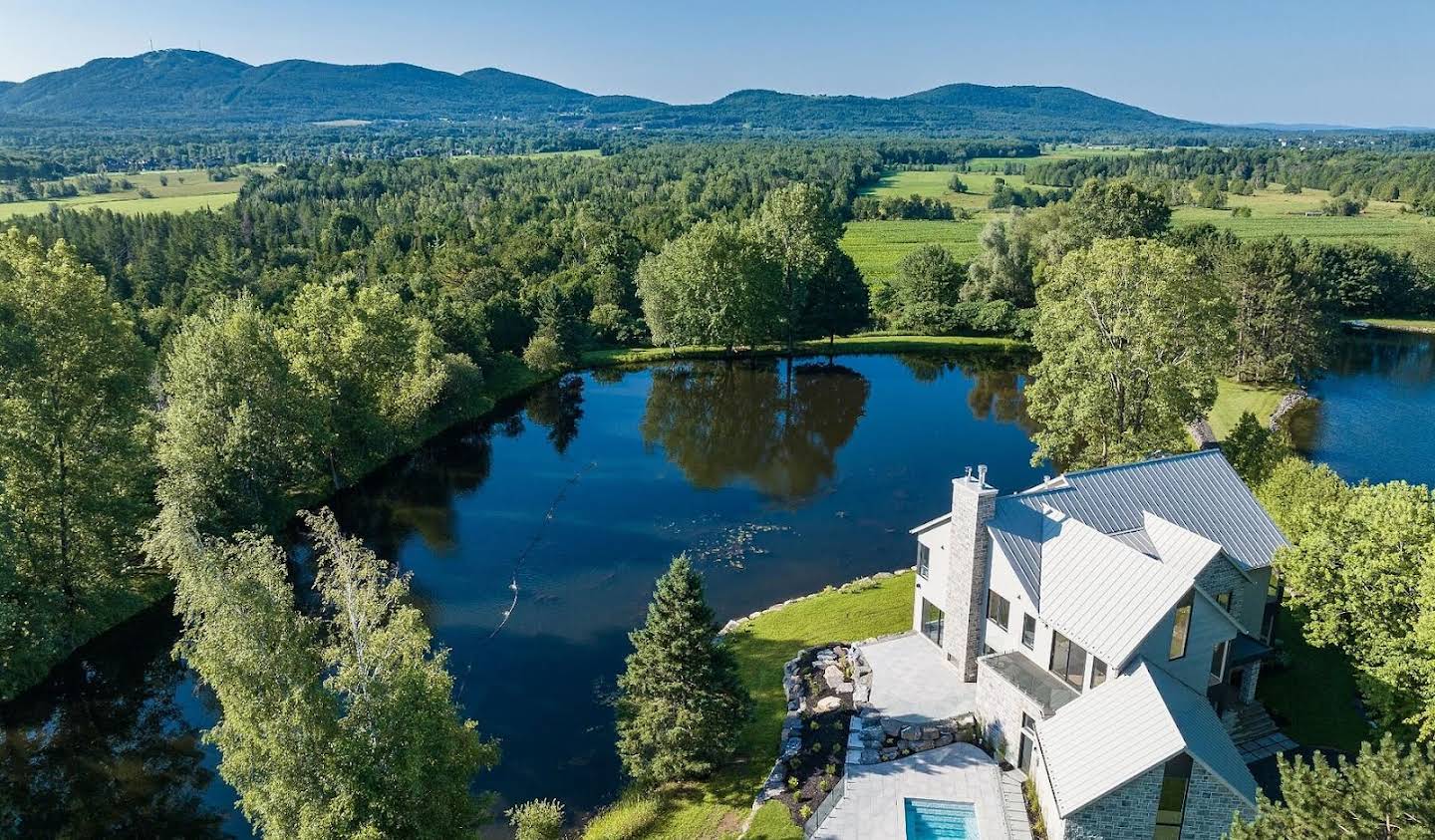 House with garden and terrace Bromont