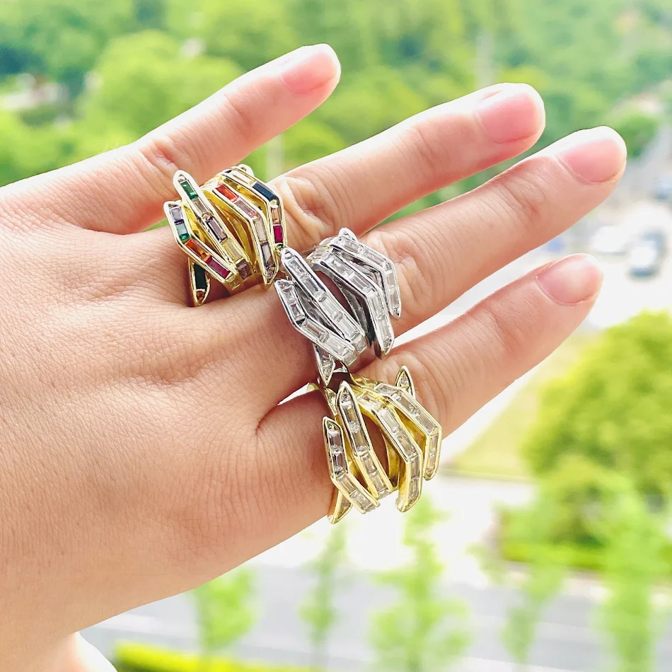 Bague carrée en zircon micro-incrusté créative et personnalisée. Créez un bijou unique qui vous ressemble et ajoutez de l'éclat.