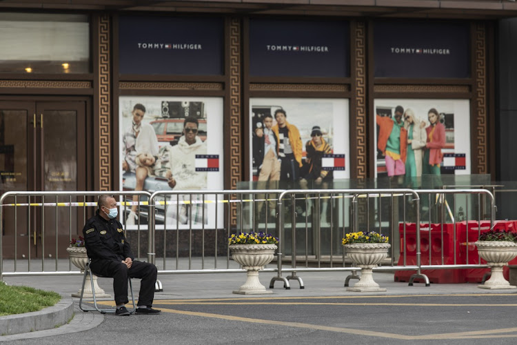 A security guard sits at a closed shopping mall amid tighter Covid-19 restrictions, in Shanghai, China, March 13 2022. Picture: QILAI SHEN/BLOOMBERG