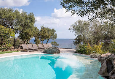 Maison avec piscine et terrasse 1