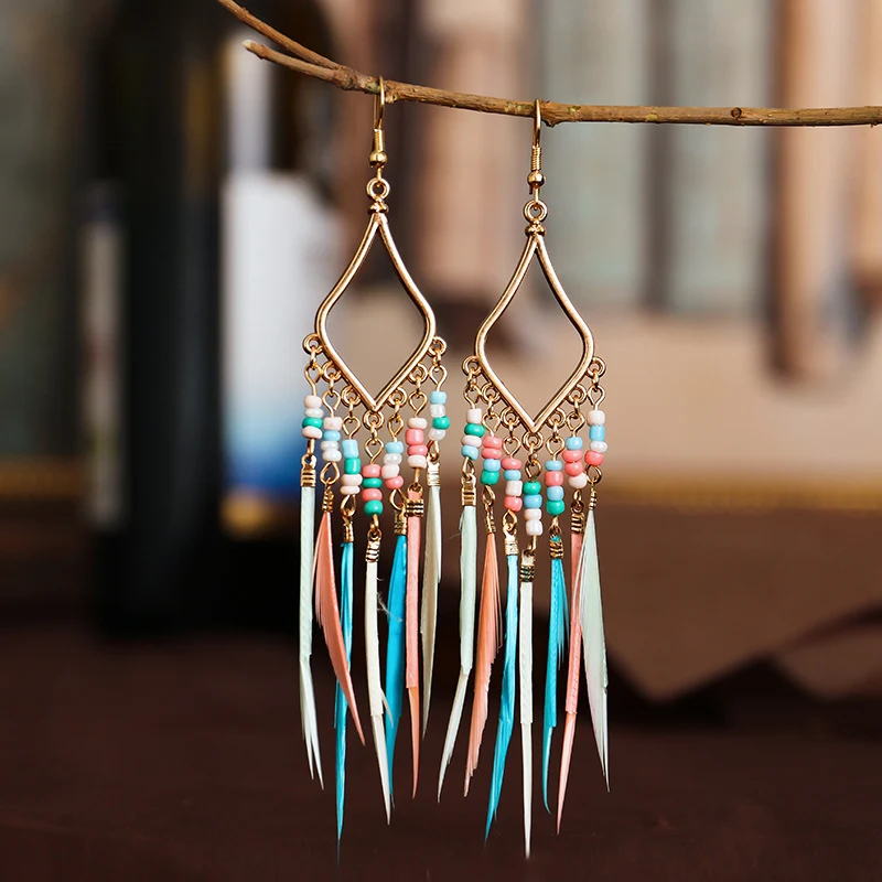 Boucles d'oreilles bohèmes pour femmes, ornées de perles colorées, pompons et plumes, bijoux européens et américains pour un style unique.
