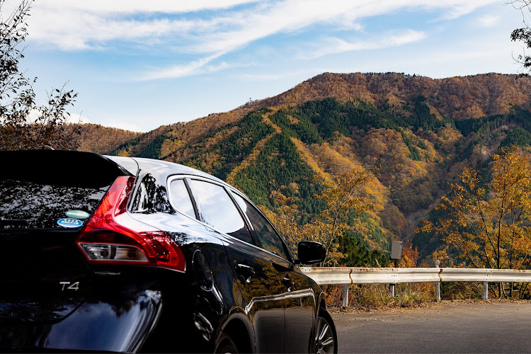 V40の紅葉と愛車・紅葉ドライブ・一眼レフ・ドライブに関するカスタム事例の投稿画像1枚目