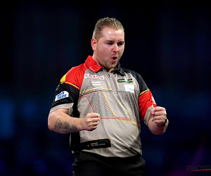 Dimitri Van den Bergh pakt de beslissende momenten tegen Ratajski en gaat naar de 4e ronde op het WK darts