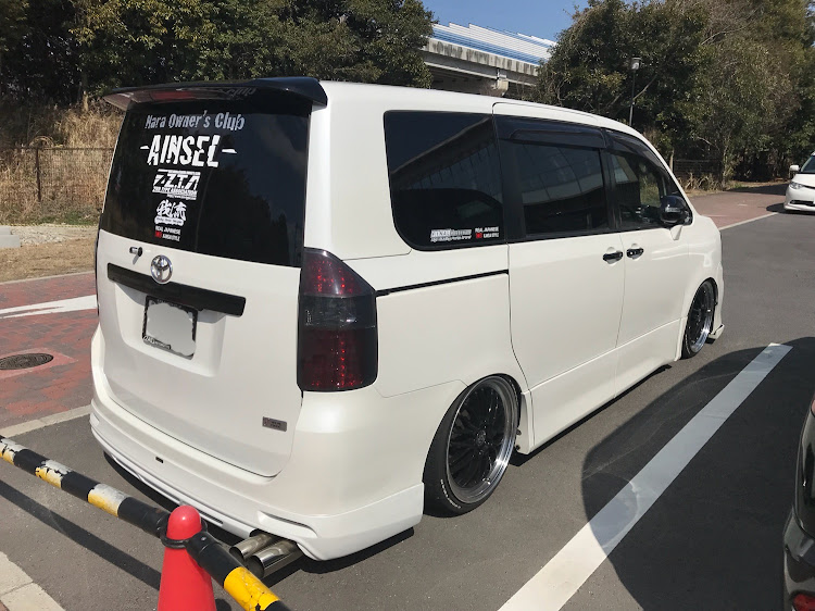 ヴォクシーのエムズガレージ・DIYに関するカスタム事例の投稿画像1枚目
