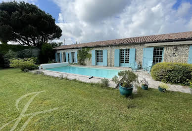 Maison avec piscine et jardin 12