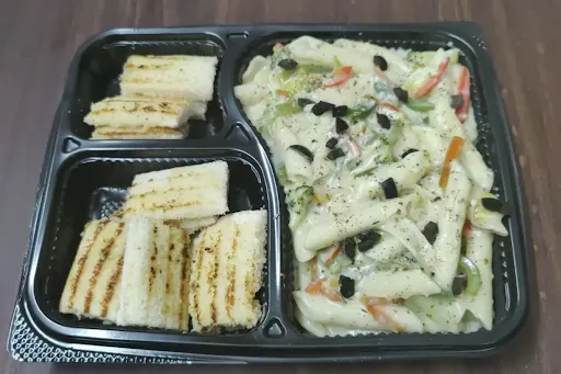 Broccoli Penne Pasta In White Sauce With Garlic Toast [2 Slice]