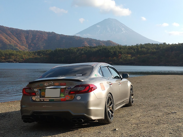 フーガのオカンと友達と一緒に旅行に行ってきました3日目part4・山梨県南都留郡・河口湖か西湖・湖畔から愛車と富士山🗻・次が最終回かな🤔(笑)に関するカスタム事例の投稿画像2枚目