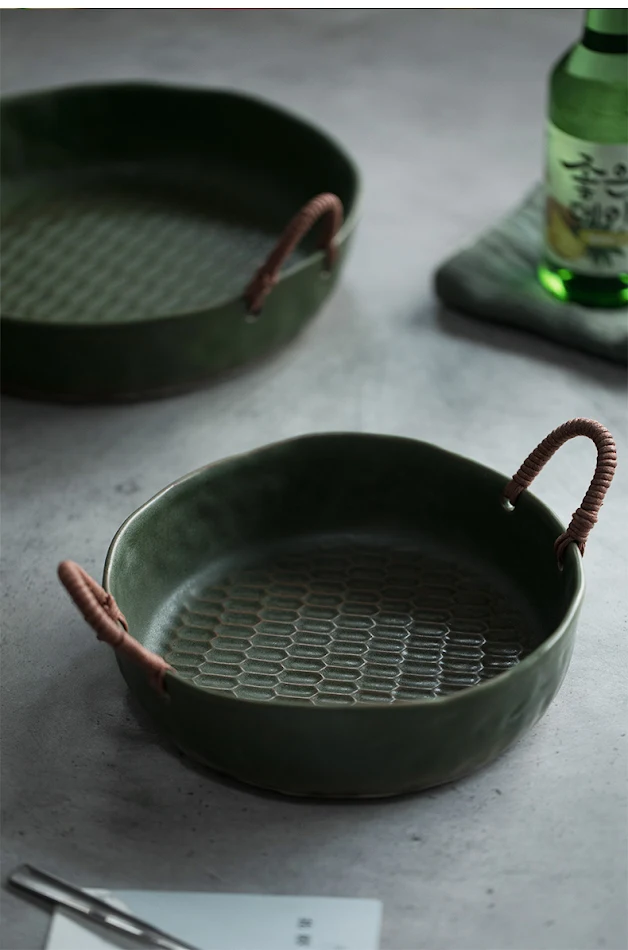 Creatieve keramische fruitschaal met rotan handvat, perfect voor het elegant serveren van fruit en het verfraaien van je tafel.