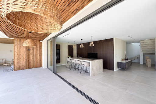 House with pool and terrace 4